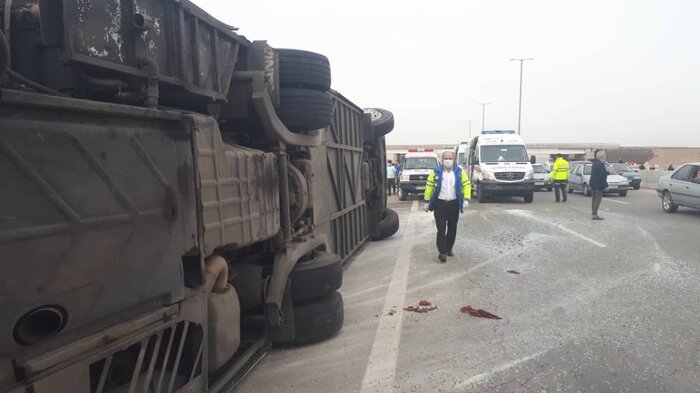 تصادف اتوبوس در محور تهران-قم ۱۶ مصدوم داشت