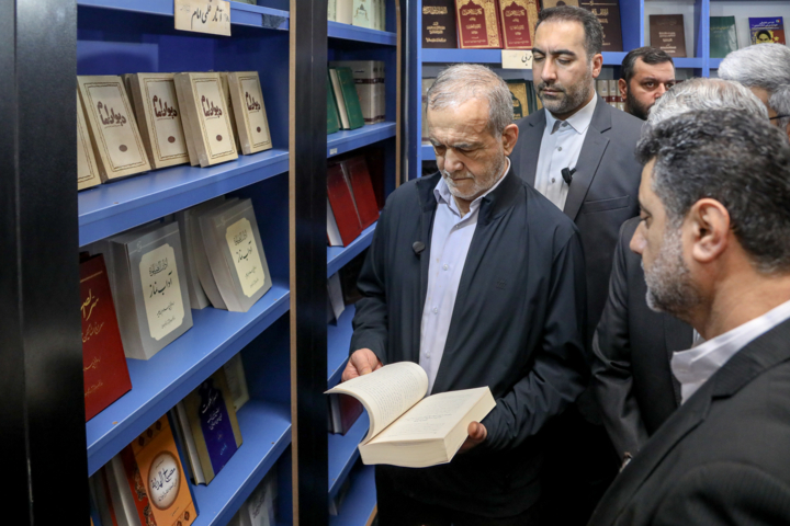 Пезешкиан посетил XXXVI Тегеранскую международную книжную ярмарку