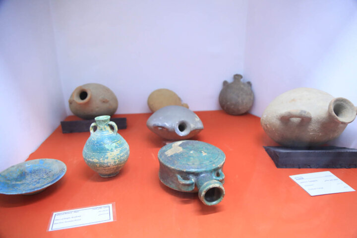 اشیای کشف شده از محوطه‌های تاریخی کرمان به نمایش درمی‌آید