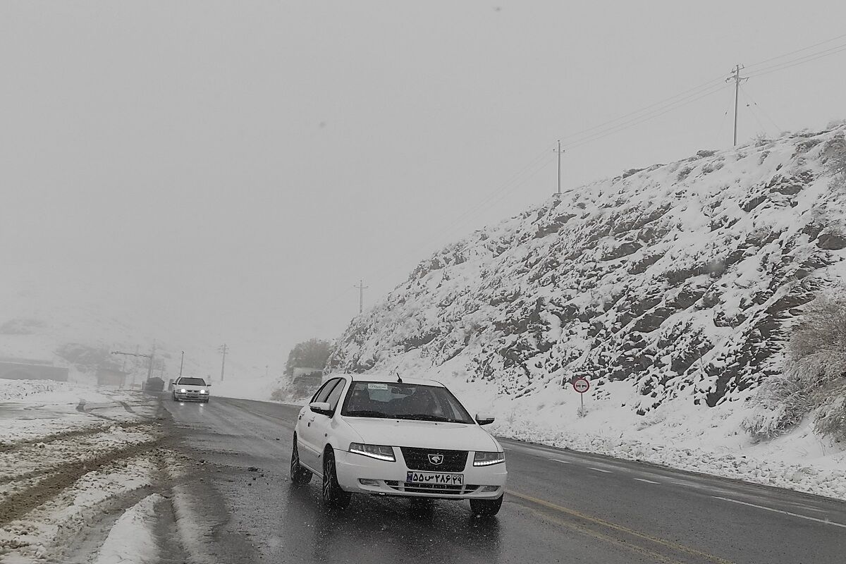 برف و باران جاده‌های استان زنجان را فرا گرفت