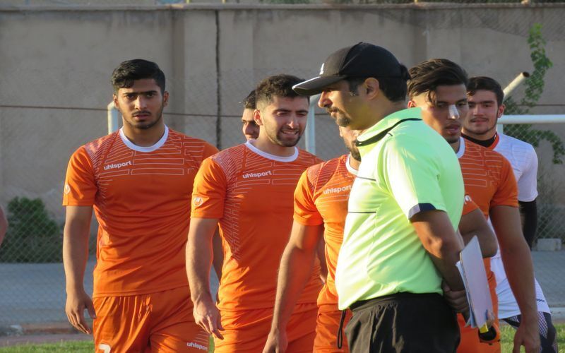بازیکنان تیم فوتبال مس کرمان آزمایش کرونا می‌دهند